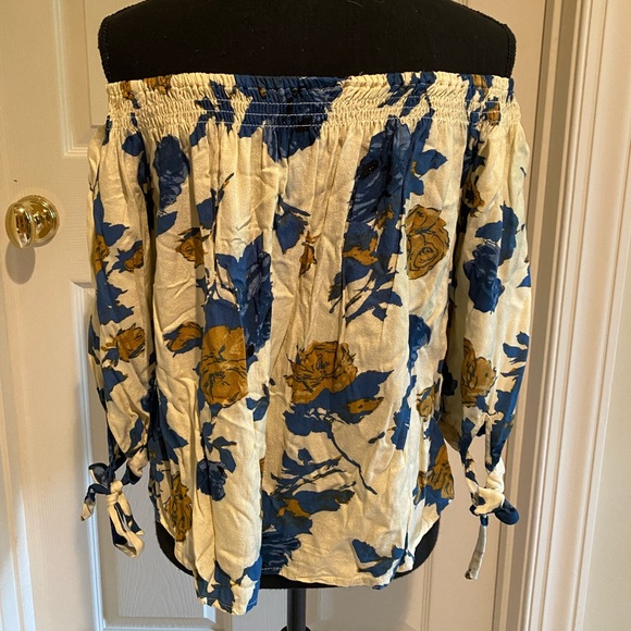 Floral off the shoulder top - Picture 4 of 5